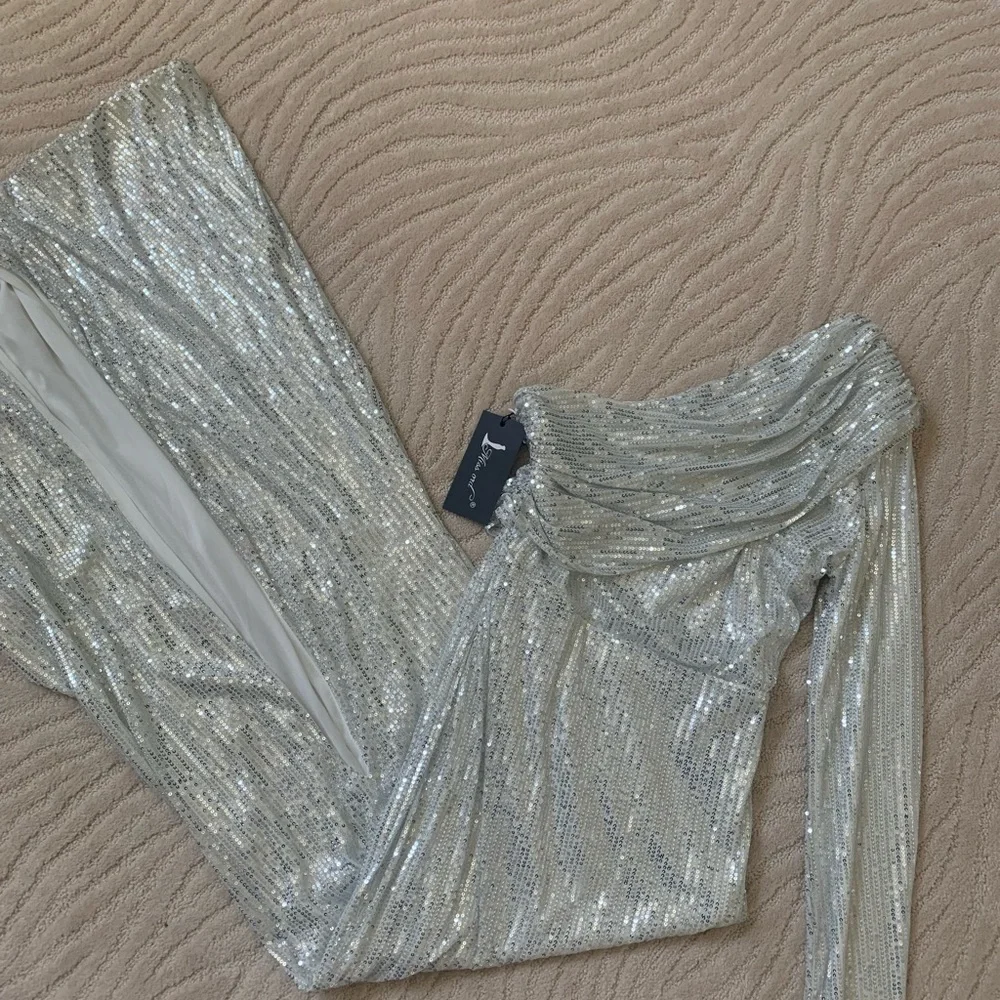 WHITE SEQUENCE GOWN 🤍 - Picture 2 of 7